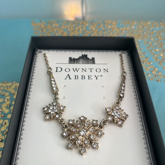 DOWNTON ABBEY Gold Necklace Star NWT New in Box - Picture 6 of 6